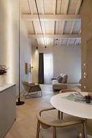 行政开间套房, 无烟房 | 起居区 | 智能电视