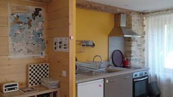 Een koelkast, een microgolfoven, een oven, een kookplaat