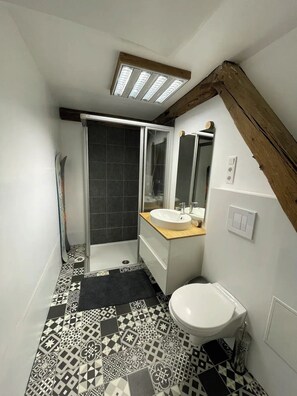 تجهيزات دش، مجففات شعر، مناشف، صابون
