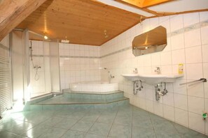 Douche, séchoir à cheveux, serviettes fournies, savon