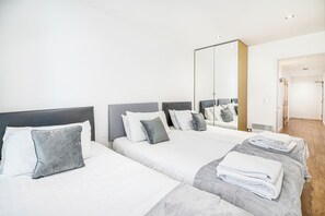 2 chambres, bureau, fer et planche à repasser, accès au Wi-Fi (inclus)