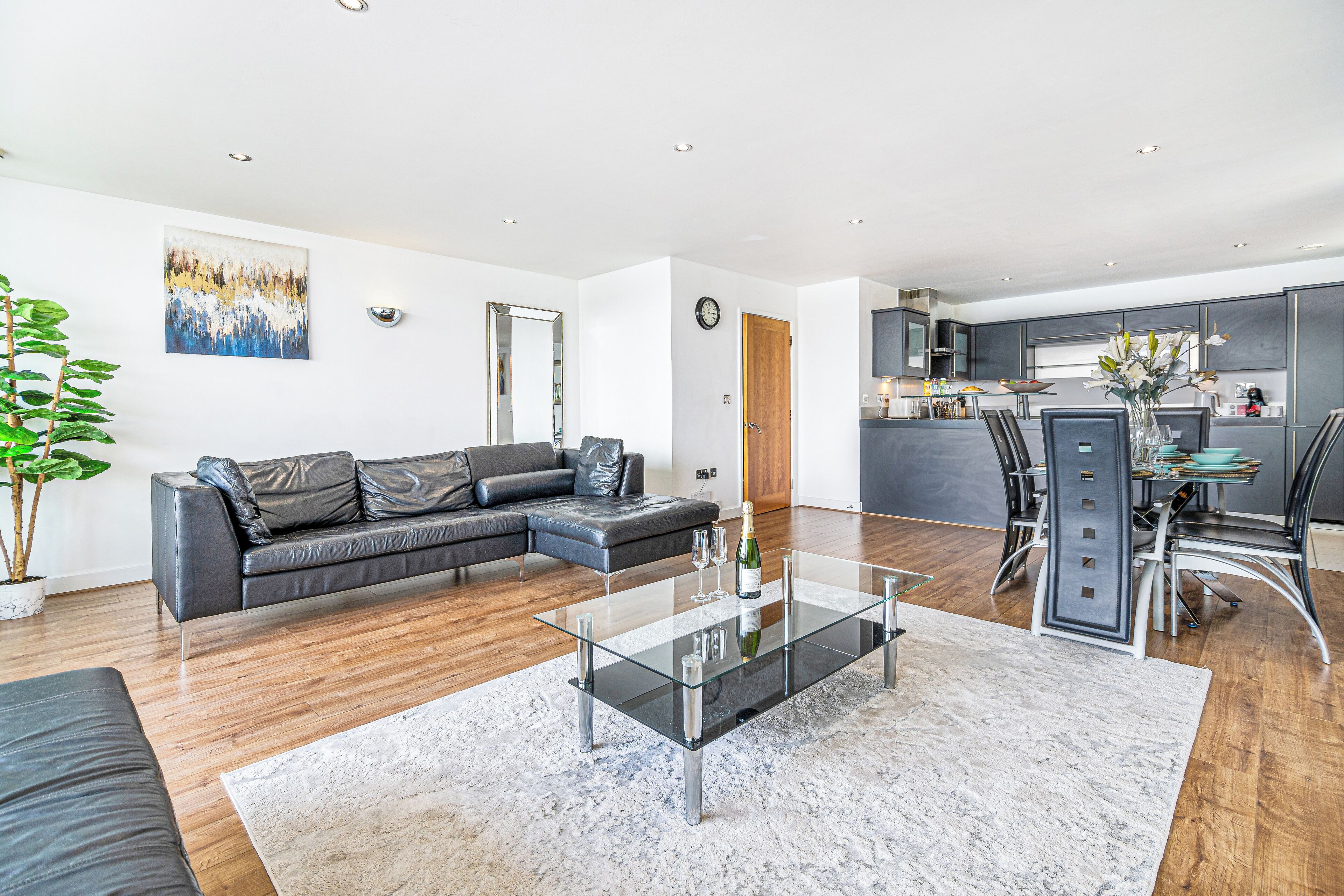 Waterfront Serenity- Modern 2-bedroom Apartment Near Excel London. - Londen