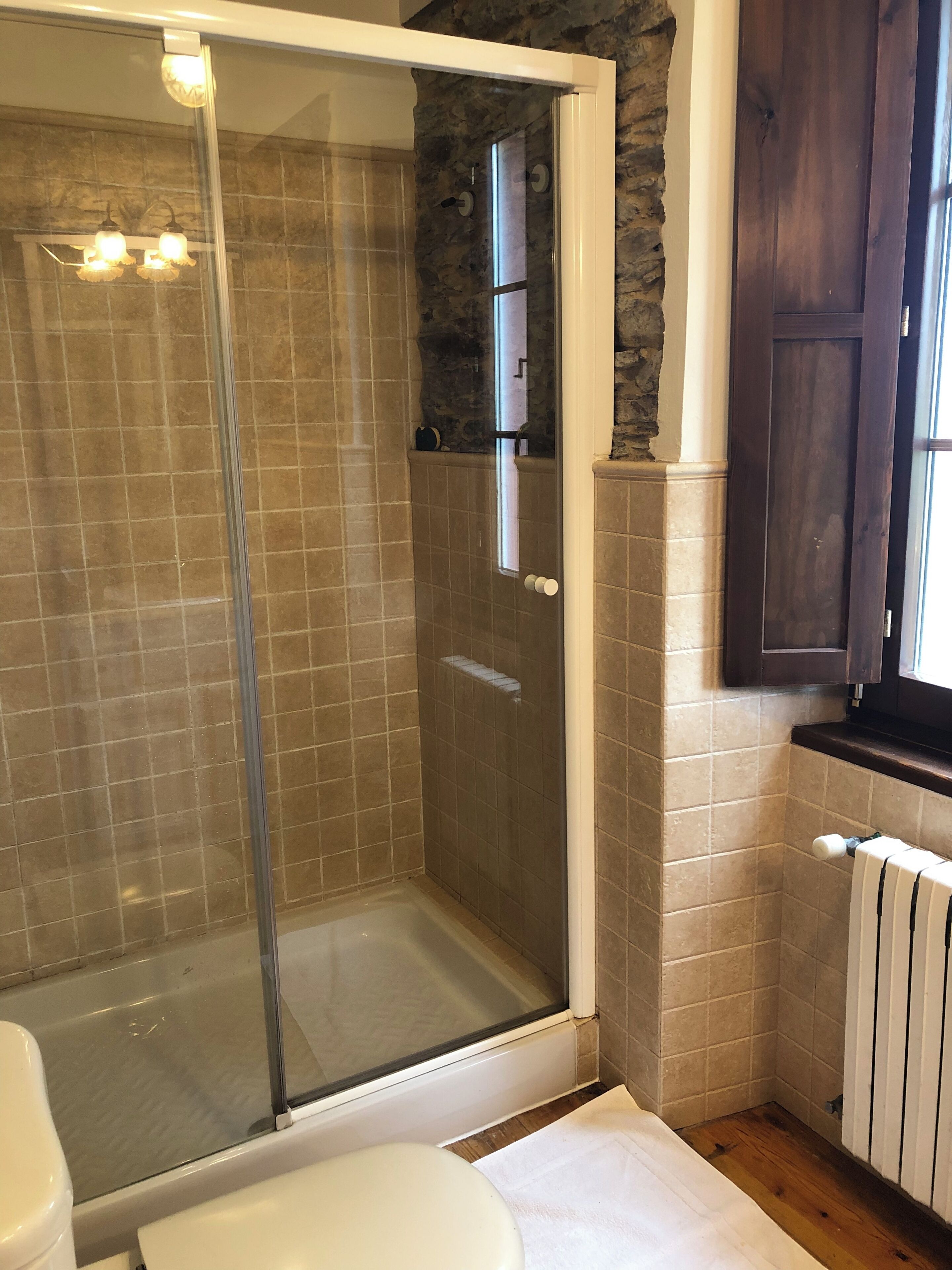 Douche, serviettes fournies, savon, papier toilette