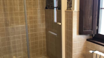 Douche, serviettes fournies, savon, papier toilette