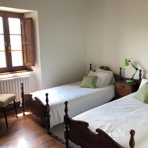 3 bedrooms, iron/ironing board, bed sheets