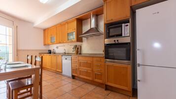 Een koelkast, een microgolfoven, een oven, een vaatwasser