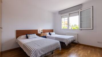 3 slaapkamers, een strijkplank/strijkijzer, gratis wifi, beddengoed