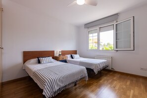 3 bedrooms, iron/ironing board, free WiFi, bed sheets