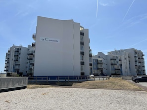 A modern multi-story building with balconies, labeled 'Le Concorde.'