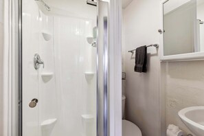 Shower, hair dryer, towels, shampoo - The Tiny Taco | Fun & Flavor in Cleveland (Lakewood)