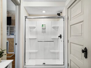 Douche, sèche-cheveux, serviettes fournies