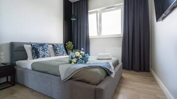 2 habitaciones, escritorio y tabla de planchar con plancha