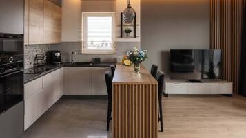 Refrigerador, microondas, horno, placa de cocina