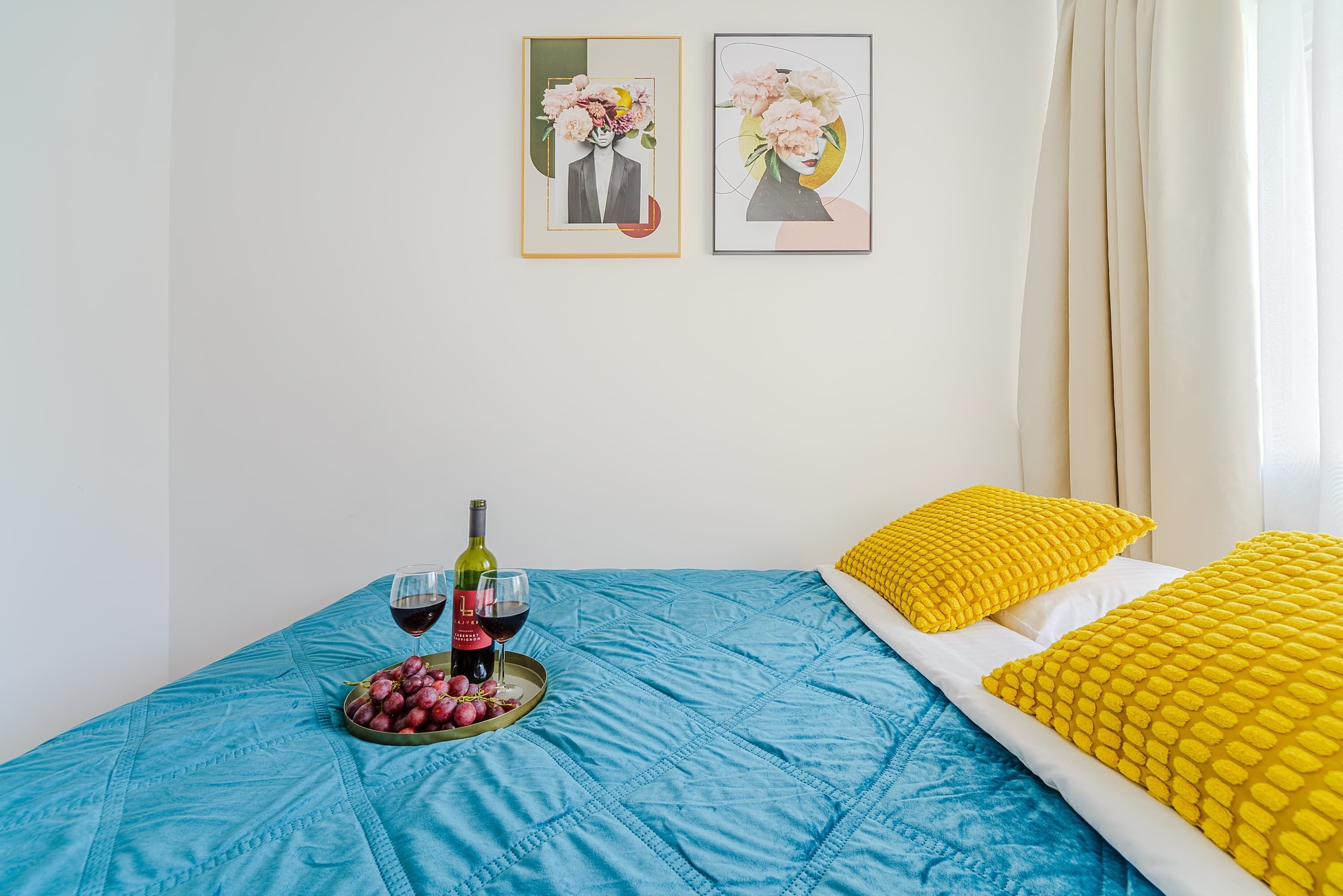 2 bedrooms, desk, iron/ironing board, WiFi