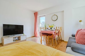 2 habitaciones, escritorio, tabla de planchar con plancha y wifi