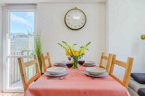 Dining - Lumina apart on Aleje Solidarności (Warszawa)