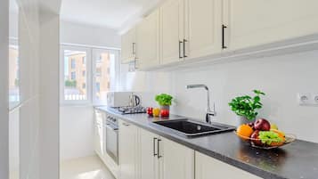 Fridge, microwave, oven, stovetop