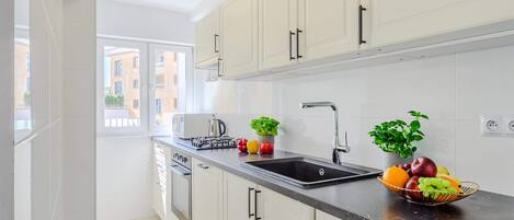 Frigorifero, microonde, forno, piano cottura