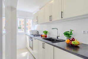 Fridge, microwave, oven, stovetop - Lumina apart on Aleje Solidarności (Warszawa)