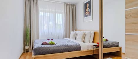 2 Schlafzimmer, Schreibtisch, Bügeleisen/Bügelbrett, WLAN