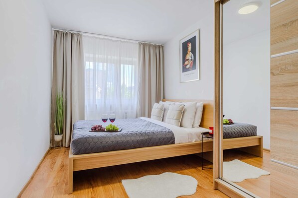 2 habitaciones, escritorio, tabla de planchar con plancha y wifi 