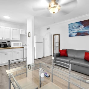 Apartment - American Dream Just Steps to the Beach (Hollywood)