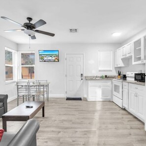 1 bedroom - Cozy Corner Beach Apartment (Hollywood)