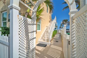 Apartment | 2 bedrooms - Beach Escape Corner Apartment (Hollywood)