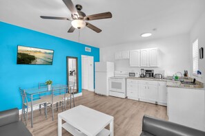 Apartment - Beach Escape Corner Apartment (Hollywood)