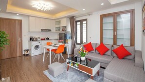 A modern apartment with a dining area, kitchen, and living room. - Sumitomo 2 - 12 Dao Tan (Hanoi)