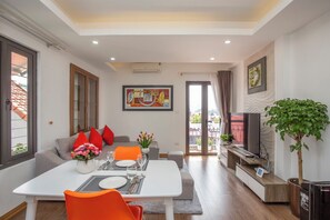 Business Apartment, Courtyard View | Living area | 55-inch TV with cable channels, fireplace, heated floors - Sumitomo 2 - 12 Dao Tan (Hanoi)