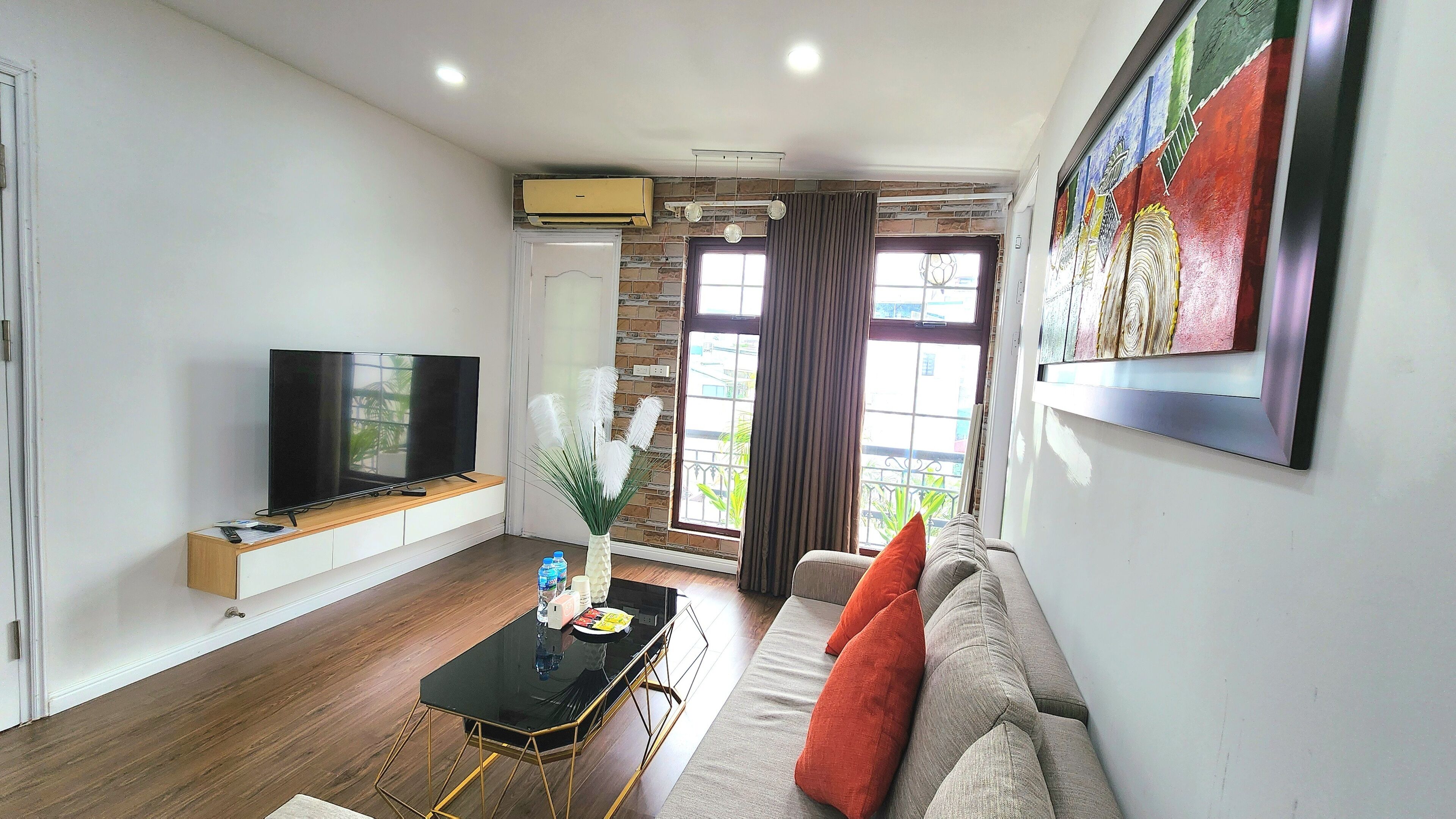 Televisión 55 pulgadas con canales de televisión por cable, chimenea