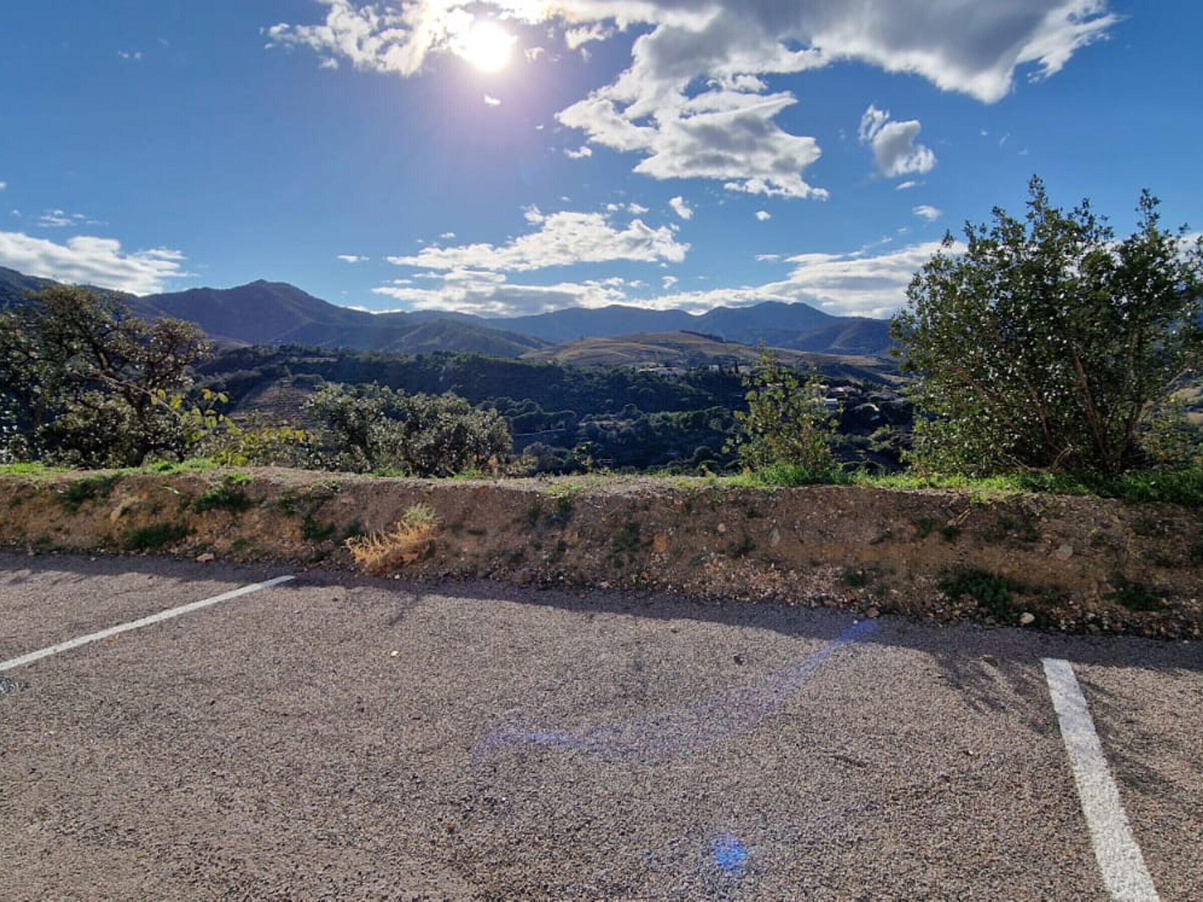 Ein Parkplatz mit Blick auf entfernte Berge und einen klaren Himmel.