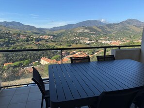 Outdoor dining - 3-Room Apartment with Terrace, Garage and WiFi (Banyuls-sur-Mer)