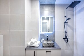 Superior Apartment, City View | Bilik Mandi | Pancuran mandi, kelengkapan dandanan diri percuma, pengering rambut 