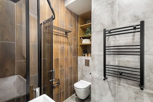 Estudio, vistas a la ciudad | Baño | Ducha, artículos de higiene personal gratuitos y secador de pelo