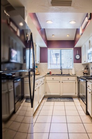 冷蔵庫、電子レンジ、オーブン、コンロ