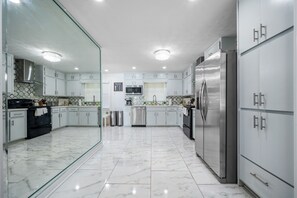 Microwave, oven, stovetop, dishwasher - Beautiful, renovated, spacious 5Bed/3bath home in peaceful, safe neigbourhood (Lilburn)