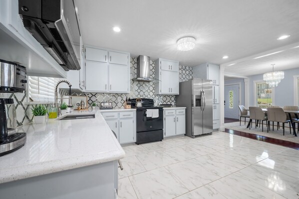 Microwave, oven, stovetop, dishwasher - Beautiful, renovated, spacious 5Bed/3bath home in peaceful, safe neigbourhood (Lilburn)