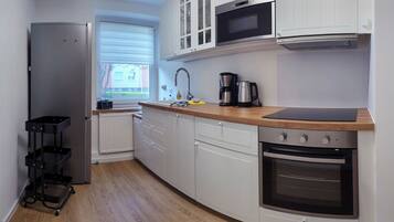 Jääkaappi, mikroaaltouuni, uuni, liesi