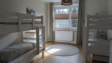 2 quartos, berço de viagem, Wi-Fi de cortesia, roupa de cama