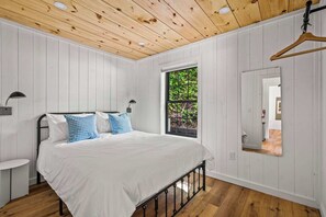 8 bedrooms, WiFi, bed sheets - 5 Cabins in GBurg | Sleeps 16 | Firepit & Games (Gatlinburg)