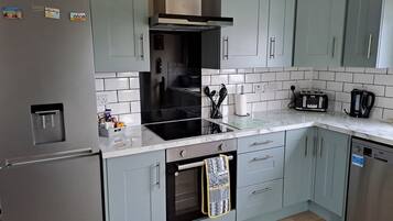 Chalet | Private kitchen | Fridge, microwave, oven, stovetop