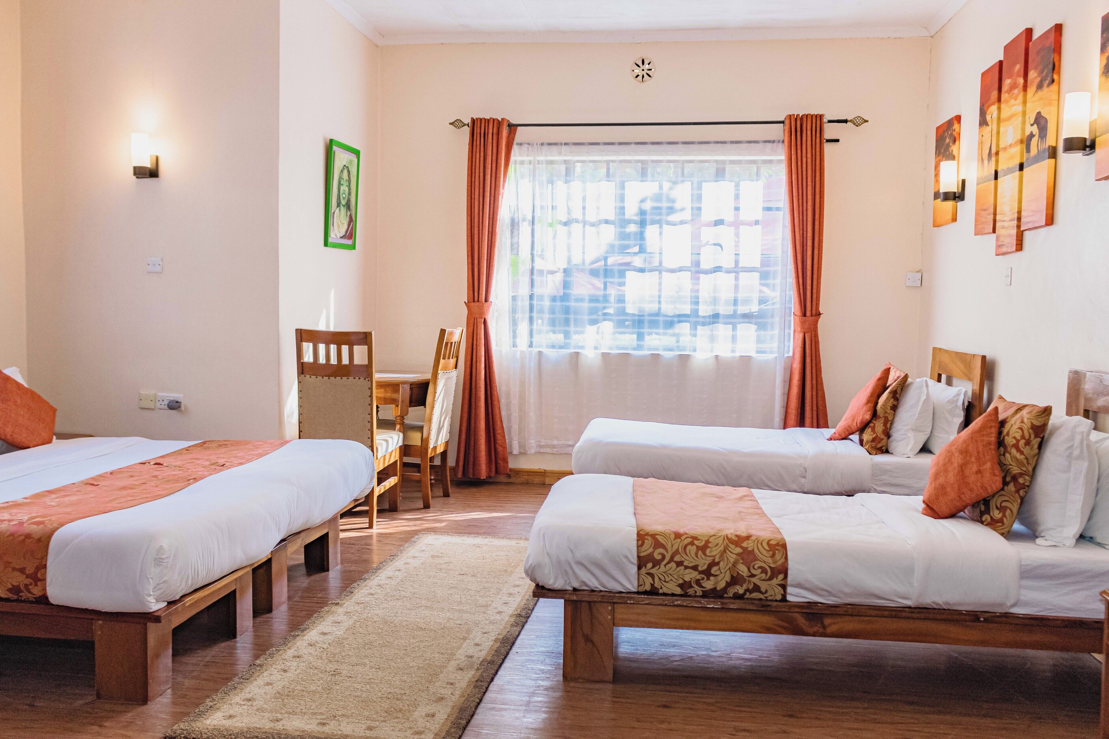 Quarto quádruplo luxo, para não fumantes, sacada | Espaço de trabalho para notebook, cortinas blackout