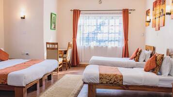 Quarto quádruplo luxo, para não fumantes, sacada | Espaço de trabalho para notebook, cortinas blackout