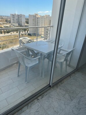 Outdoor dining - 2 Bedroom Apartment in Tunis (Tunis)