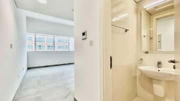 Apartemen Standar, 1 kamar tidur | Kamar mandi | Shower, sandal, handuk, dan sabun