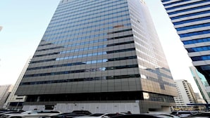 Un edificio moderno de gran altura con una fachada plana y una cuadrícula de ventanas.