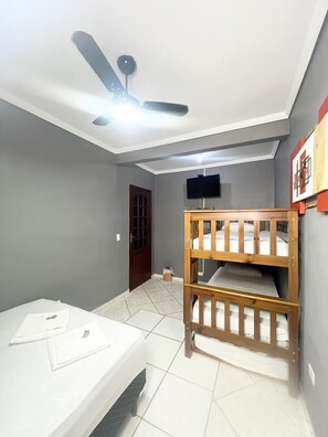 Quarto quádruplo clássico | Wi-Fi de cortesia, roupa de cama