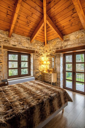 3 bedrooms, WiFi, bed sheets - Luxury 3-Bedroom Villa - ideal for families - 25 mins to ski center of Kalavrita (Krioneri)